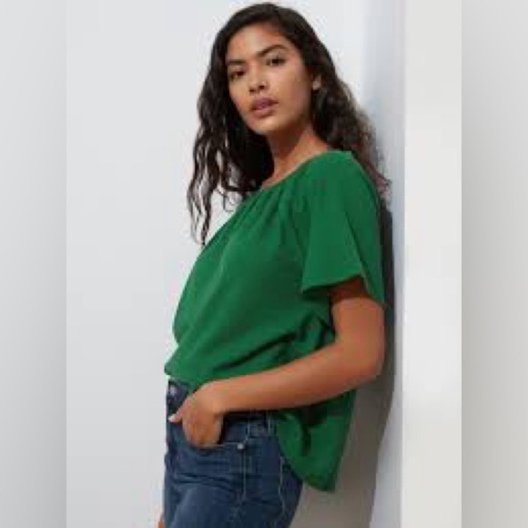 Banana Republic Factory Textured Flutter Sleeve Top in Emerald Green. Size XS - Picture 1 of 6